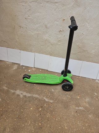 Bicicleta y patinete infantil azul y rojo