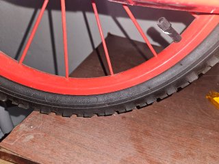Bicicleta y patinete infantil azul y rojo