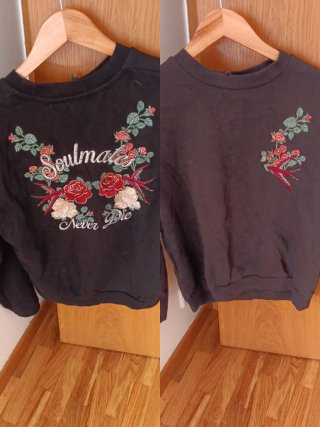 Sudadera Negra con Bordados Florales