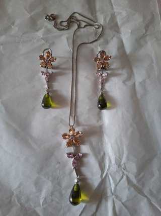 Conjunto de Pendientes y Gargantilla