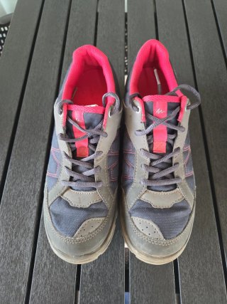 Zapatillas de montaña grises y rosas