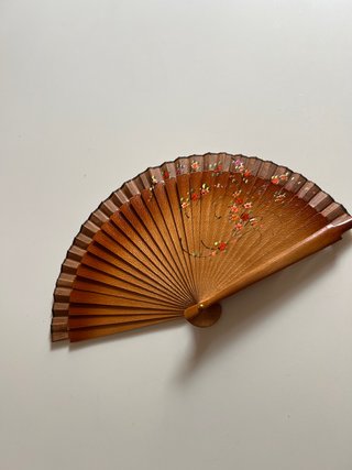Abanico de madera antiguo