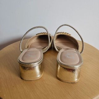 Zapatos Dorados de Punta Fina con Pedrería