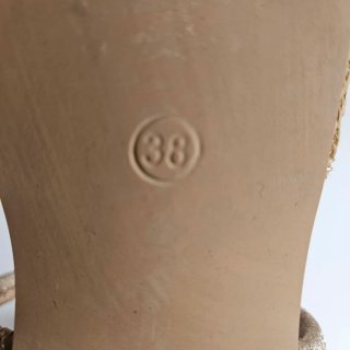 Zapatos Dorados de Punta Fina con Pedrería