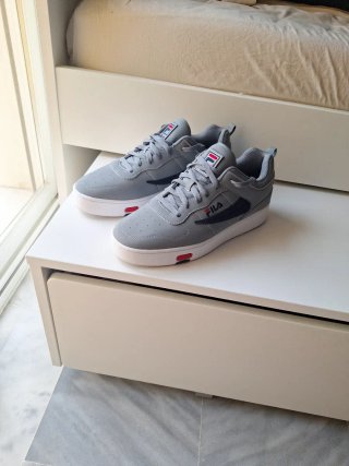 Zapatillas Fila Grises con Detalles Rojos.