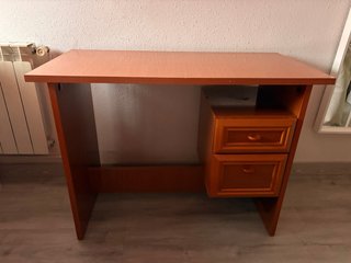 Escritorio de madera con cajones