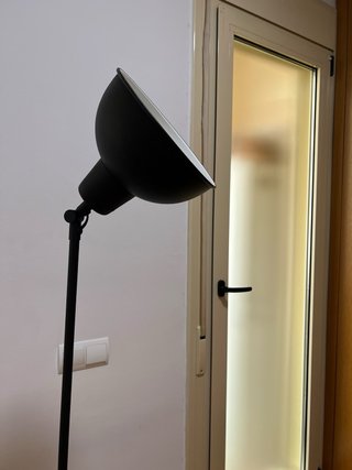 Lámpara de pie IKEA HEKTAR gris oscuro