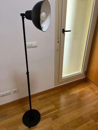 Lámpara de pie IKEA HEKTAR gris oscuro