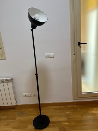 Lámpara de pie IKEA HEKTAR gris oscuro