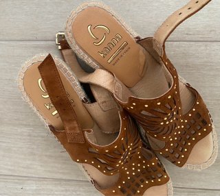 Sandalias cuña Kanna artesanales marrón y oro