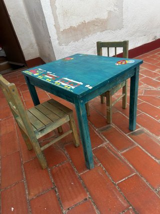 Mesa Infantil con 2 Sillas