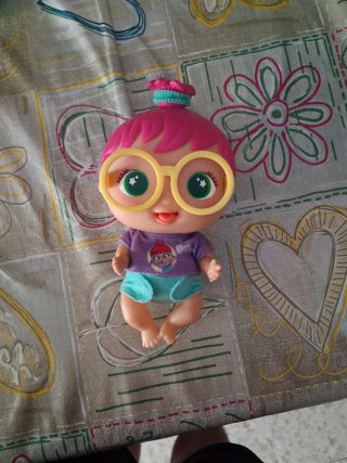 Muñeca Bellies con gafas y ropa