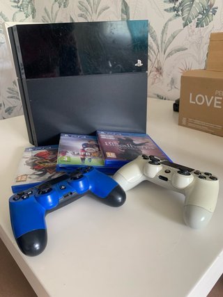 PlayStation 4 (PS4) con mandos y juegos