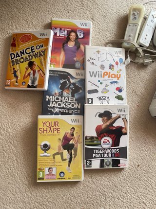 Consola Wii con plataforma y juegos