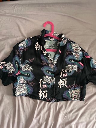 Camisa corta Bershka estilo japonés
