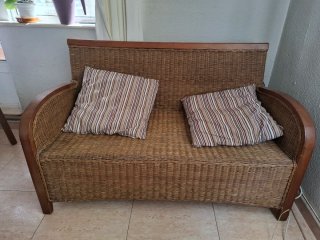 Banco de mimbre y madera