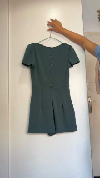 Vestido verde corto con botones