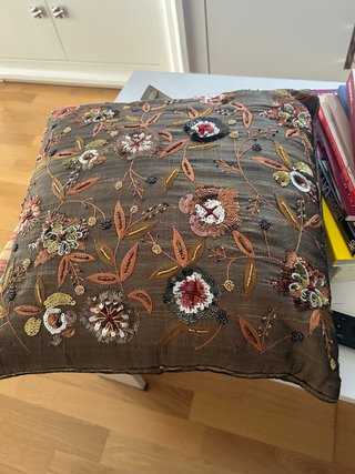Cojín Marrón de Seda con Bordados