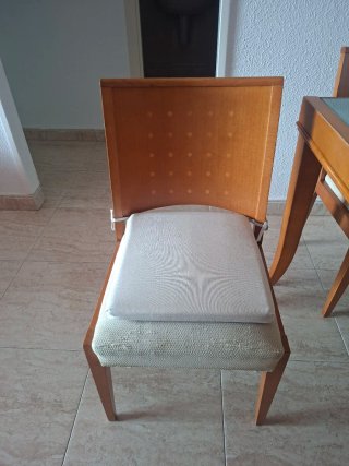 Mesa de salón con 4 sillas