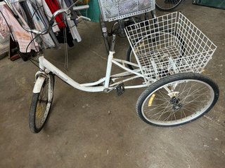 Triciclo Blanco con Cesta