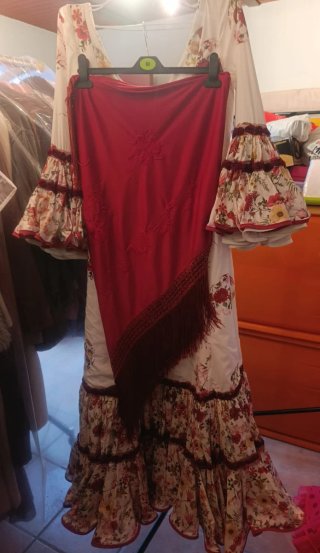 Vestido de flamenca con mantón