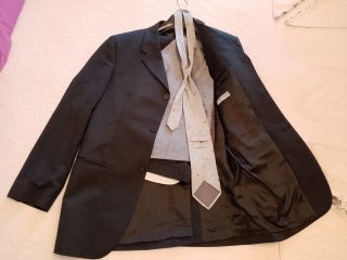 Traje negro con chaleco y corbata