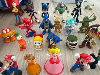 Figuras de colección y muñecos variados