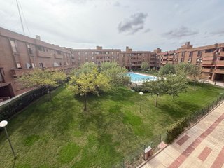 Piso en Parla, con urbanización privada y piscina.
