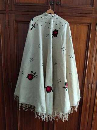 Poncho Mexicano Beige con Flores