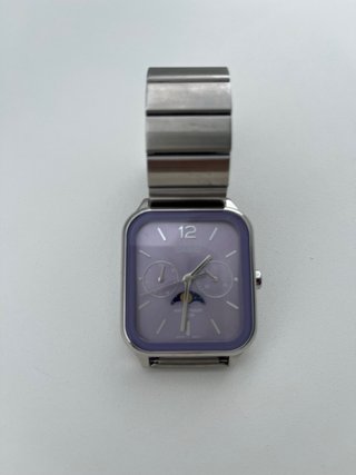 Reloj Casio Plateado con Esfera Morada FASE LUNAR