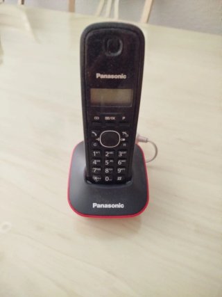Teléfono Inalámbrico Panasonic negro y rojo