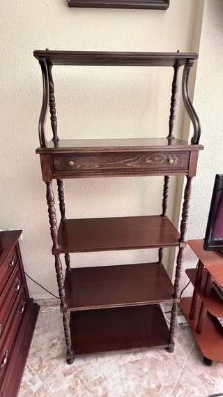 Estantería vintage de madera con cajón