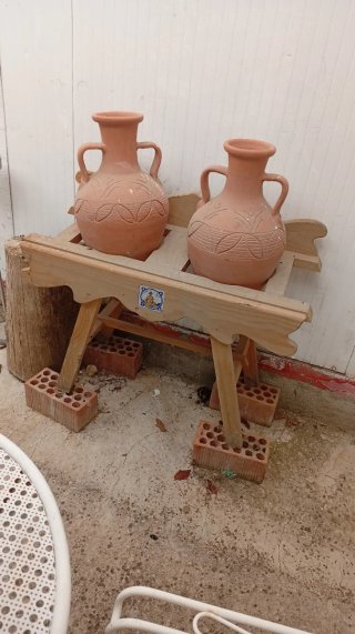 Cantarera de madera con 2 cántaros