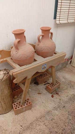Cantarera de madera con 2 cántaros