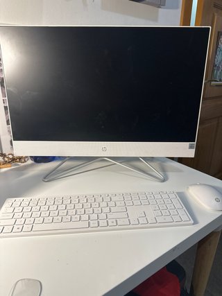 Ordenador HP blanco con ratón y teclado
