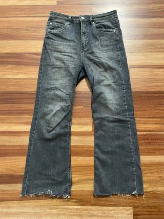 Pantalones vaqueros grises acampanados