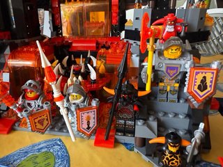 LEGO Nexo Knights Guarida Volcánica 70323 LEERBIEN