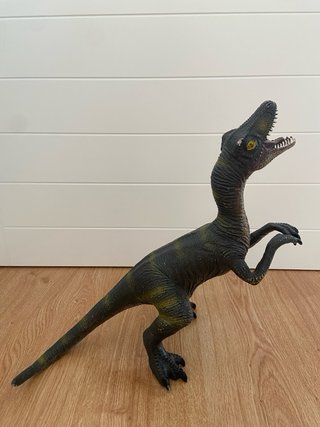 Dinosaurio de juguete realista