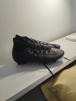 Botas de fútbol Nike negras