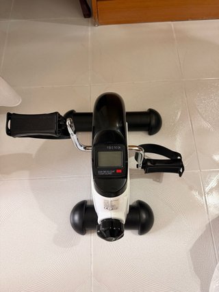 Bicicleta estática para pedalear sentado en casa