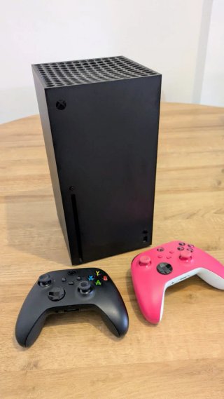 Xbox Series X con 2 Mandos y estación de carga