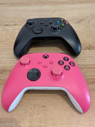 Xbox Series X con 2 Mandos y estación de carga