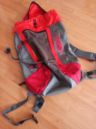 Mochila de Montaña Quechua Roja y Gris