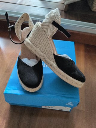 Sandalias esparto Mustang beige/negras talla 38
