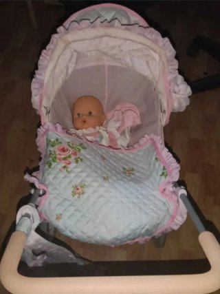 Muñeca con carrito de bebé