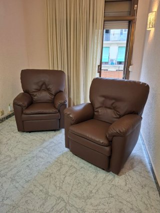 Dos sillónes individuales de piel sintética marrón