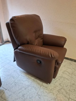 Dos sillónes individuales de piel sintética marrón