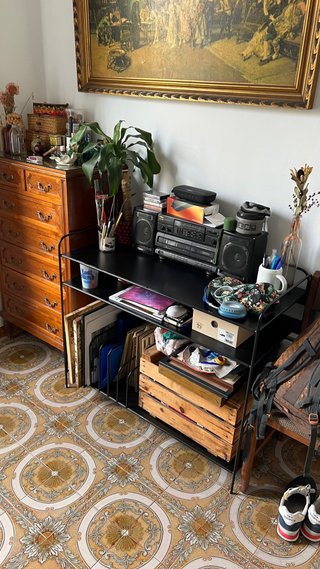 Mueble metal negro con posa vinilos