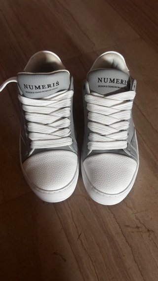 Zapatos grises y blancos talla 42