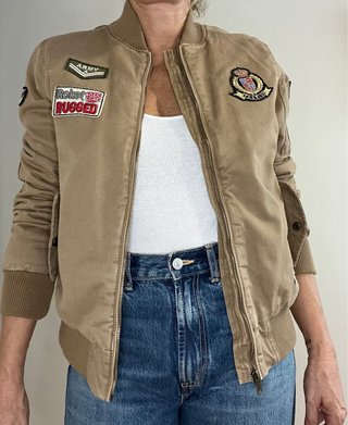 Chaqueta Bomber Beige con Parches